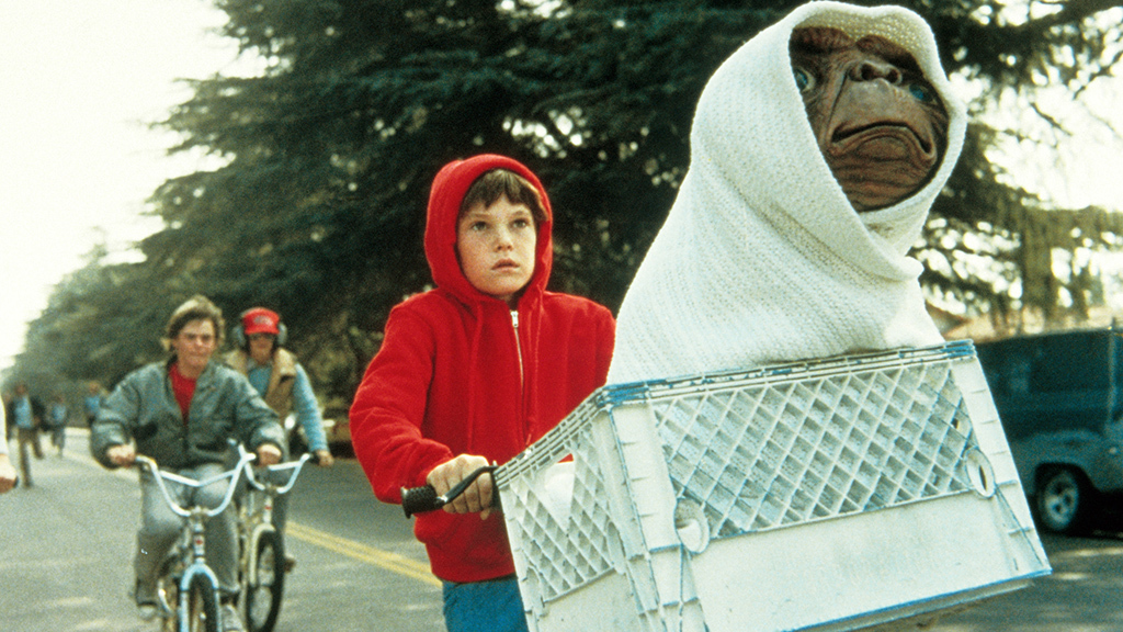 La escena de la huida en bicicleta es recordada por es mítico plano de Elliot y E. T. volando con la luna de fondo, al ritmo de la espectacular banda sonora de John Williams. Aquí se puede ver al niño y al extraterrestre en la bici junto a sus amigos, mientras son perseguidos por las autoridades.